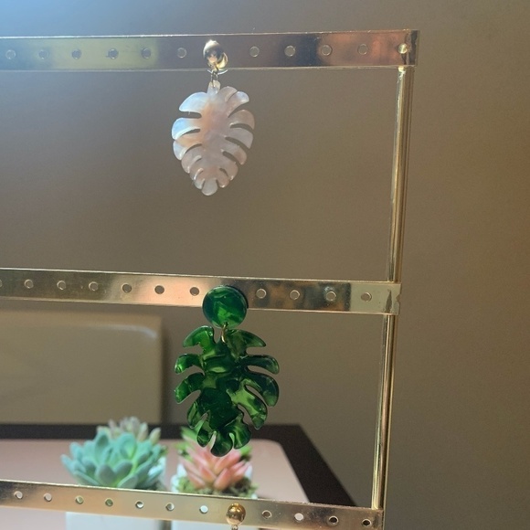 SALE💚 any 3 for $18 💚
 Leaf Tortoise Acrylic Statement Earrings - Picture 5 of 6